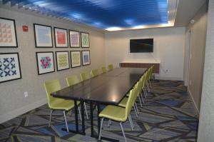 een vergaderzaal met een tafel en stoelen bij Holiday Inn Express Hotel & Suites Rochester, an IHG Hotel in Rochester