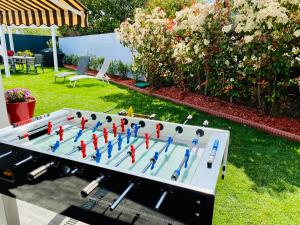 un tablero de ajedrez sobre una mesa en un jardín en High Standing! 200m2 Private Garden Jacuzzi Sun Bed & Interior Spa, en Antibes