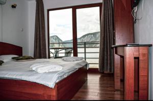 ein Schlafzimmer mit einem Bett und einem großen Fenster in der Unterkunft Escape in Dubova + 50 Fotos