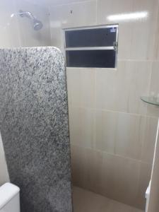 Ein Badezimmer in der Unterkunft Pousada Pingo do Meio Dia