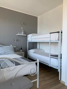 - une chambre avec 2 lits superposés dans l'établissement Bregagno B&B, à Musso