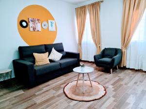 un soggiorno con divano e tavolo di VV Casa Vivaldi Las Palmas "by henrypole home" a Las Palmas de Gran Canaria
