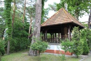 einen Pavillon in einem Park mit einem Baum in der Unterkunft HoliApart Żeromskiego 2 in Krynica Morska