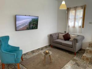 sala de estar con sofá y silla en TIBERIAS by luxury Atitlan, en San Pedro La Laguna