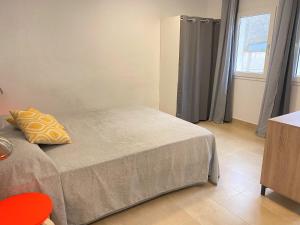 Posteľ alebo postele v izbe v ubytovaní Apartaments l'Escala Centre