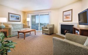 a living room with a fireplace and a tv at WorldMark Surfside Inn in Ocean Park