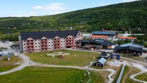 - une vue aérienne sur un complexe avec un grand bâtiment dans l'établissement Ski Lodge Tänndalen, à Tänndalen