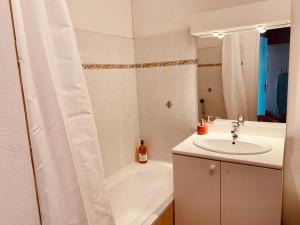 een badkamer met een wastafel, een bad en een douche bij Le Saint Loup (terrasse et parking) in La Ciotat +62 foto's