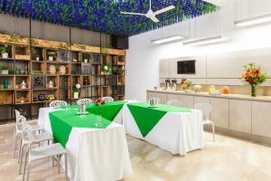 TV a/nebo společenská místnost v ubytování Eco Star Hotel