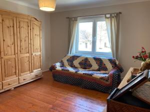 a bedroom with a bed and a window at Baeckerei Mueller - große Unterkunft mit mid century Charme, zentral, sehr gut für Familien, privat, Stadt&Natur, Café im Haus in Heidenreichstein