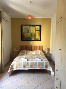 una camera con un letto con una foto sul muro di Christina ad Ágios Konstantínos