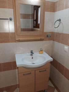 bagno con lavandino e specchio di Christina ad Ágios Konstantínos