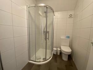 A bathroom at Fairlawns Guest House 