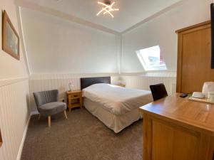 A bed or beds in a room at Fairlawns Guest House 