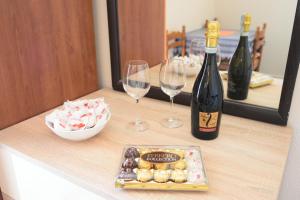 a counter with two wine glasses and a box of crackers at Aпартаменты Влаович in Igalo