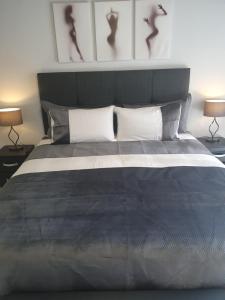 River View Apartment Suite客房内的一张或多张床位