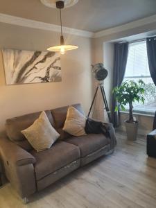 River View Apartment Suite的休息区