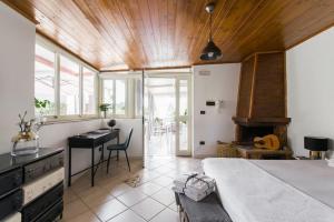 a bedroom with a bed and a desk and a table at La Casa del Viaggiatore in Milazzo