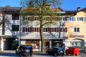 a group of cars parked in front of a building at Haus Ludwig Murmeltier in Garmisch-Partenkirchen