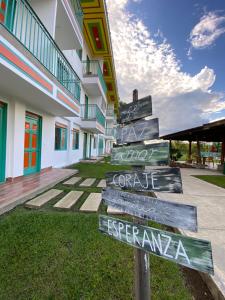 a street sign in front of a building at Hotel Campestre Paraiso Cafetero in Montenegro