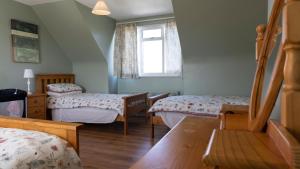 1 dormitorio con 2 camas y ventana en Barrymor Twin, Family and Double Room en Ballyvaughan