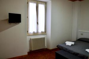 Cette petite chambre comprend un lit et une fenêtre. dans l'établissement Casta House, à Bellagio