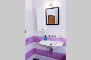 Ένα μπάνιο στο Sea view apartment next to Sea garden and beach +36 φωτογραφίες