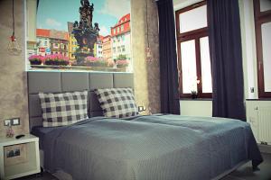 a bedroom with a bed and a window at SALZHAUSBLICK FAMILY APARTMENTS - Zentrale Lage am Salzhaus - MwSt-Rechnung verfügbar in Zittau