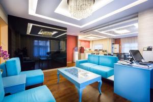 un vestíbulo con sillas azules y una mesa en Fatih Hotel Corner, en Estambul