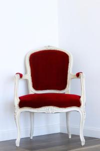 una silla roja y blanca sentada en una habitación en A little piece of heaven... en Half Moon Bay
