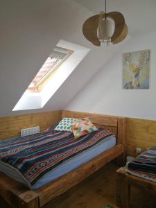 Ce lit se trouve dans un dortoir doté d'une fenêtre. dans l'établissement Leśna Ostoja, à Borowy Młyn