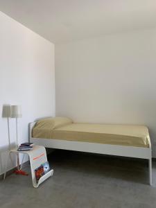 ガラティーナにあるChiara’s Houseのベッドルーム1室(ベッド1台、小さなテーブル付)