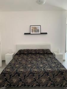 ガラティーナにあるChiara’s Houseのベッドルーム1室(ベッド1台、白黒のベッドカバー付)