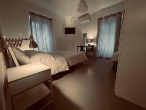 um quarto com uma cama e uma secretária num quarto em Palazzo Berardi em Taranto