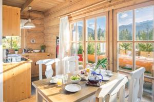 - une cuisine et une salle à manger avec une table et des chaises dans l'établissement Nydala Rustic, à Kościelisko