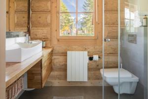 コシチェリスコにあるNydala Rusticのバスルーム(トイレ、洗面台付)、窓が備わります。