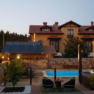 The swimming pool at or close to Posada la Leyenda