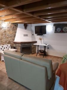 TV a/nebo společenská místnost v ubytování Casas da Cabrieira