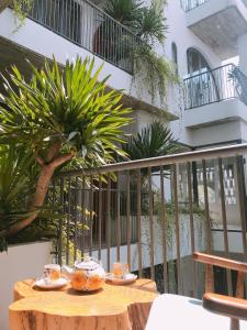 uma mesa com comida em cima de uma varanda em Gom House em Da Nang