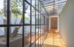 ein Glashaus mit Aussicht in der Unterkunft Lemon Tree Family Apartment in Porto