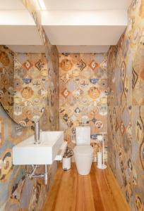 ein Bad mit einem Waschbecken und einem WC in der Unterkunft Lemon Tree Family Apartment in Porto