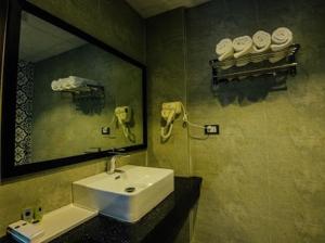 Phòng tắm tại Catba Buffalo Hostel