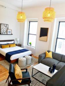 New Haven Stays في نيو هافن: غرفة معيشة مع سرير وأريكة