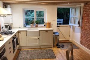 Köök või kööginurk majutusasutuses 16 Century Farmhouse Cottage, foothills of iconic Glastonbury Tor.