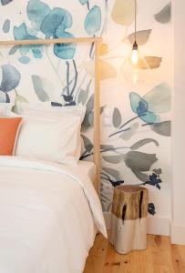 ein Schlafzimmer mit einem Bett und einer Wand mit blauen Schmetterlingen in der Unterkunft Lemon Tree Family Apartment in Porto