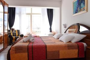 Un dormitorio con una cama con un osito de peluche. en Villa Nico, en Zadar