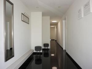 un couloir avec deux chaises dans un bâtiment dans l'établissement Bungalow perfect for water sports, à Kamperland
