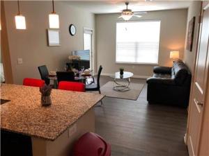 ein Wohnzimmer mit einer Arbeitsplatte und einem Wohnzimmer in der Unterkunft Spacious Furnished Resort Style Apartments in Tomball