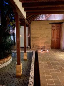 - un hall d'un immeuble avec une porte en bois et des lumières dans l'établissement Hotel Plazuela de San Agustín, à Villa de Leyva