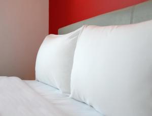 Letto o letti in una camera di Amaris Hotel Tendean